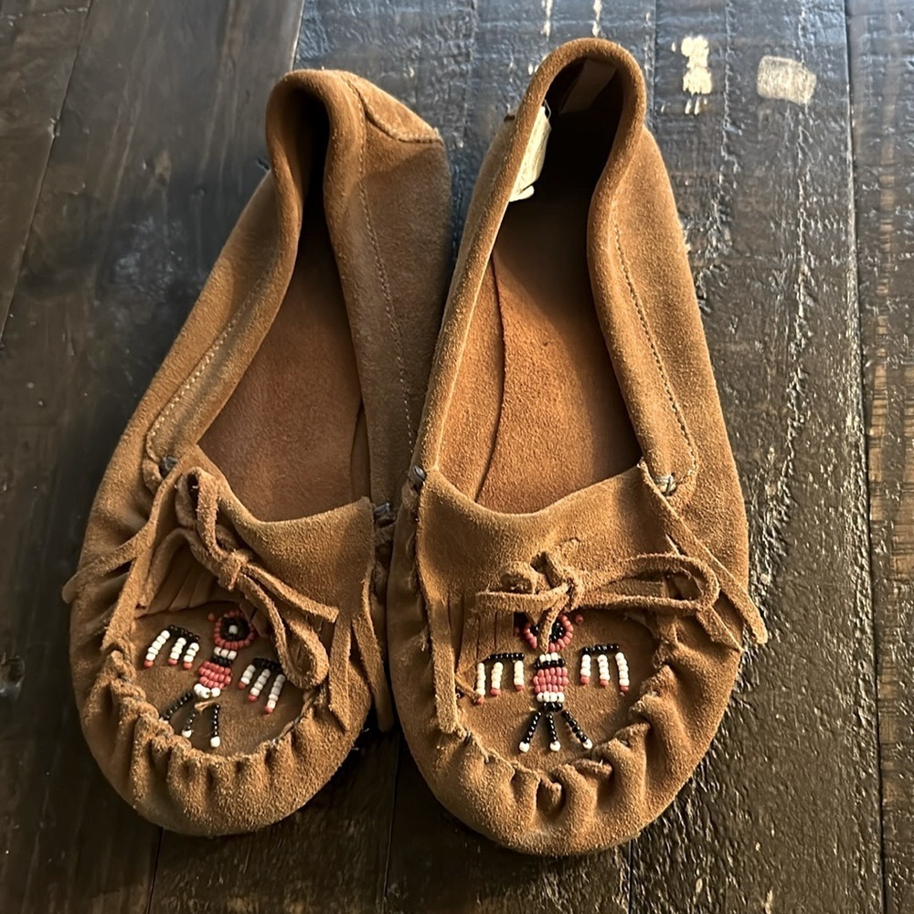 Moccasins size 4 suntan women’s suede fall leather red black white thunderbird